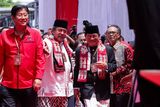 Pasangan Bacagub dan bacawagub Jakarta Pramono Anung bersama Rano Karno tiba di KPU Jakarta, Salemba, Jakarta Pusat, Rabu (28/8/2024). Foto: Syawal Darisman/kumparan