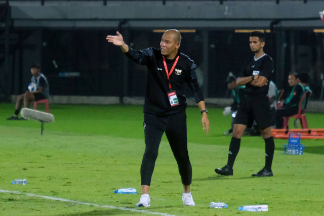 Pelatih Timnas Indonesia U-17 Nova Arianto (tengah) memberikan arahan kepada para pemainnya saat menghadapi Timnas India U-17 pada pertandingan persahabatan internasional leg 2 di Stadion Kapten I Wayan Dipta Gianyar, Bali, Selasa (27/8/2024).  Foto: Nyoman Hendra Wibowo/ANTARA FOTO