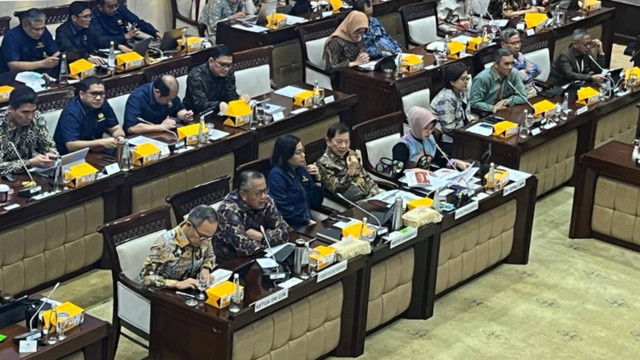 Menteri Keuangan Sri Mulyani bersama ketua Dewan Komisioner OJK Mahendra Siregar, Gubernur BI Perry Warjiyo, dan Kepala Bappenas Suharso Monoarfa saat Rapat  dengan Komisi XI DPR di kompleks Parlemen, Senayan, Rabu (28/8/2024). Foto: Ghinaa Rahmatika/kumparan