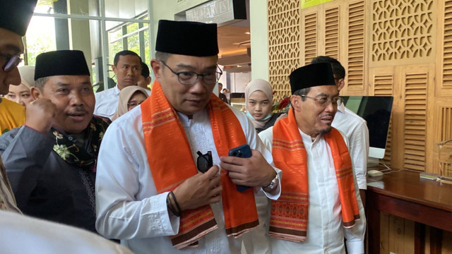 Ridwan Kamil-Suswono sampai di Hotel Maxone, Kramat, Jakarta Pusat sebelum menuju KPU Jakarta pada Rabu (28/8/2024).  Foto: Abid Raihan/kumparan