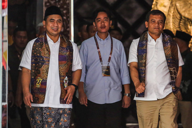 Wapres terpilih Gibran Rakabuming Raka berjalan bersama pasangan bacagub  Ahmad Luthfi dan bacawagub Taj Yasin Maimoen usai melakukan pendaftaran Pilgub Jateng 2024 di Kantor KPU Provinsi Jawa Tengah, Semarang, Rabu (28/8/2024). Foto: Makna Zaezar/ANTARA FOTO