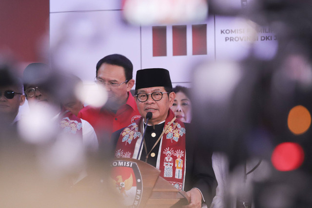 Bacagub Jakarta Pramono Anung memberikan keterngan kepada wartawan usai melakukan pendaftaran sebagai bacagub dan bacawagub Jakarta di Gedung KPU Daerah Jakarta, Rabu (28/8/2024). Foto: Syawal Febrian Darisman/kumparan