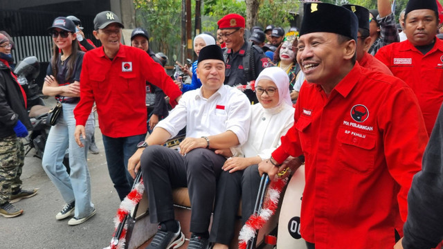 Pasangan bakal calon wali kota dan bakal calon wakil wali kota Surabaya, Eri Cahyadi dan Armuji mendaftar ke KPU Surabaya, Rabu (28/8/2024). Foto: Dok. Istimiewa