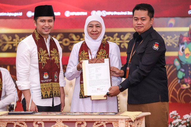 Bacagub Khofifah Indar Parawansa dan Bacawagub Emil Dardak saat pendaftaran Pilgub Jatim 2024 di Kantor KPU Provinsi Jawa Timur, Surabaya, Jawa Timur, Rabu (28/8/2024).  Foto: Rizal Hanafi/ANTARA FOTO