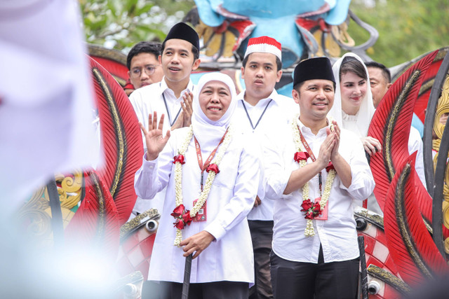 Bacagub Khofifah Indar Parawansa dan Bacawagub Emil Dardak menyapa para simpatisan saat pendaftaran Pilgub Jatim 2024 di Kantor KPU Provinsi Jawa Timur, Surabaya, Jawa Timur, Rabu (28/8/2024). Foto: Rizal Hanafi/ANTARA FOTO