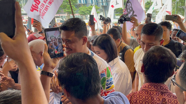 Cagub Bobby Nasution bersama Kahiyang Ayu, dan Cawagub Surya, serta Titiek Sugiarti tiba di Rumah Pemenangan.  Foto: Tri Vosa/kumparan