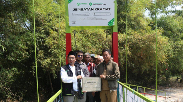 Peresmian bersama di lokasi pemugaran jembatan | Sumber: Markom Sinergi Foundation