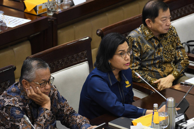 Menteri Keuangan Sri Mulyani Indrawati didampingi Menteri Perencanaan Pembangunan Nasional/ Kepala Bappenas Suharso Manoarfa dan Gubernur Bank Indonesia Perry Warjiyo menyampaikan paparan saat raker bersama Komisi XI DPR di Gedung Parlemen, Jakarta. Foto: Aditya Pradana Putra/ANTARA FOTO