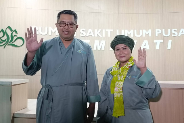 Pasangan Luluk Nur Hamidah-Lukmanul Hakim cek kesehatan di RS Fatmawati, Jakarta Selatan untuk maju Pilgub Jatim, Rabu (28/8/2024). Foto: Zamachsyari/kumparan