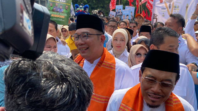 Bacagub dan Bacawagub Jakarta Ridwan Kamil bersama Suswono tiba untuk melakukan pendaftaran di KPU Provinsi Jakarta, Salemba, Jakarta Pusat, Rabu (28/8/2024). Foto: Abid Raihan/kumparan