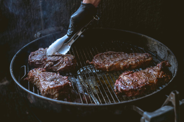 Steak di Galaxy Bekasi. Foto hanya sebagai ilustrasi saja, bukan tempat sebenarnya. Sumber: Pexels/Los Muertos Crew.