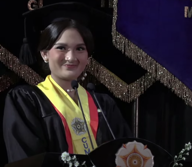 Shalsadilla Nadya Prameswary dari Fakultas Ekonomi Bisnis UGM, membacakan pidato pada wisuda UGM, Rabu (28/8/2024). Foto: UGM TV
