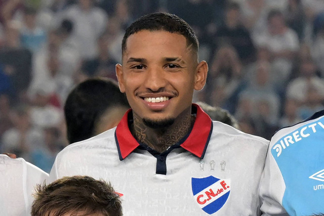 Pemain bertahan Nacional, Juan Manuel Izquierdo, berpose untuk foto tim selama pertandingan sepak bola leg kedua putaran ketiga Copa Libertadores di stadion Gran Parque Central, Montevideo, pada tanggal 14 Maret 2024. Foto: Eitan Abramovic/AFP