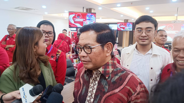 Bacagub Pramono Anung dan Bacawagub Rano Karno menghadiri konsolidasi di DPD PDIP, Cakung, Jakut, Rabu (28/8/2024). Foto: Thomas Bosco/kumparan