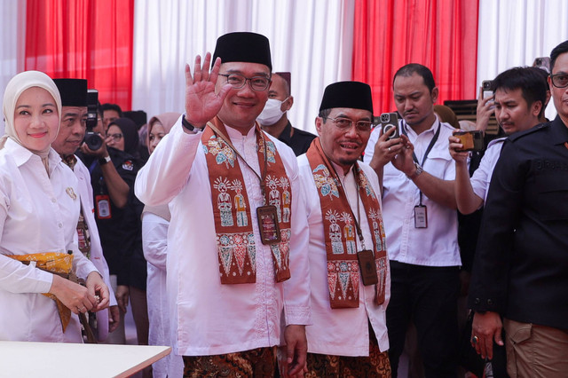 Pasangan Bakal Calon Gubernur dan Bakal Calon Wakil Gubernur Jakarta Ridwan Kamil bersama Suswono menyapa wartawan setibanya di KPU Provinsi Jakarta, Salemba, Jakarta Pusat, Rabu (28/8/2024).  Foto: Syawal Darisman/kumparan