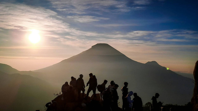 Tempat Wisata dekat Posong Temanggung. Foto Bukit Sikunir. Sumber Unsplash Ake Widyastomo