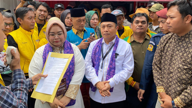 Adik tiri Ratu Atut Chosiyah, Ratu Ria Maryana, saat menuju KPU Kota Serang, Rabu (28/8/2024). Foto: Dok. kumparan