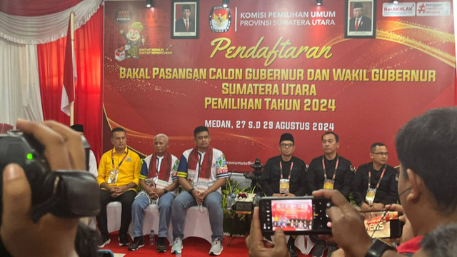 Bacagub dan Bacawagub Sumatera Utara Bobby Nasution bersama Surya di KPU Sumut, Rabu (28/8/2024).  Foto: Tri Vosa/kumparan