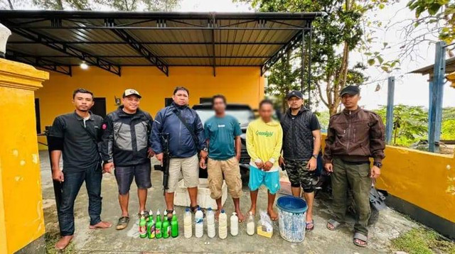 Dua nelayan asal konsel diamankan Tim Subdit Gakkum Ditpolairud Polda Sultra bersama barang bukti bom ikan. Foto: Dok polisi.