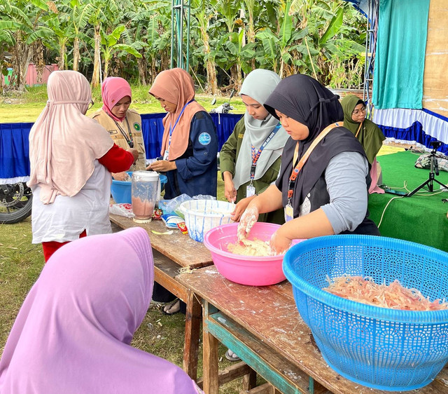 KKN ADi Universitas Ahmad Dahlan (UAD) Adakan Pelatihan Pemanfaatan Rumput Laut di Desa Liya Bahari Indah (Dok. Istimewa)