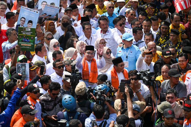 Pasangan bakal calon Gubernur DKI Jakarta Ridwan Kamil (tengah) dan bakal calon Wakil Gubernur DKI Jakarta Suswono menyapa warga dan para pendukung saat berjalan menuju Kantor KPU DKI Jakarta, Jalan Salemba Raya, Jakarta, Rabu (28/8/2024). Foto: Muhammad Ramdan/ANTARA FOTO