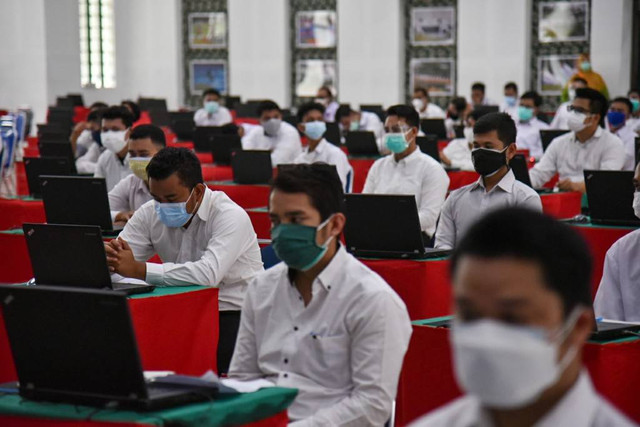 Sejumlah peserta mengikuti tes Seleksi Kompetensi Dasar Calon Pegawai Negeri Sipil (SKD CPNS) tahun 2021 di Gedung Balai Prajurit Makodam I/BB,  Medan, Sumatera Utara, Rabu (15/9).  Foto: Fransisco Carolio/ANTARA FOTO