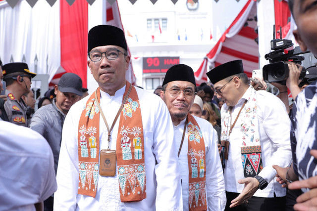 Pasangan Bakal Calon Gubernur dan Bakal Calon Wakil Gubernur Ridwan Kamil bersama Suswono berjalan keluar usai melakukan pendaftaran Pilgub Jakarta di KPU Provinsi Jakarta, Salemba, Jakarta Pusat Rabu (28/8/2024).  Foto: Syawal Febrian Darisman/kumparan