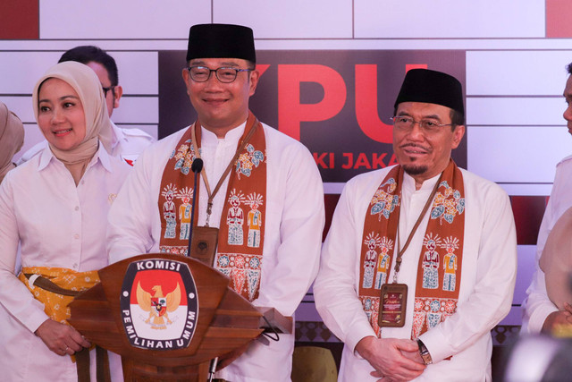 Pasangan Bakal Calon Gubernur dan Bakal Calon Wakil Gubernur Ridwan Kamil bersama Suswono menyampaikan keterangan kepada wartawan usai melakukan pendaftaran Pilgub Jakarta di KPU Provinsi Jakarta, Salemba, Jakarta Pusat Rabu (28/8/2024).  Foto: Syawal Febrian Darisman/kumparan