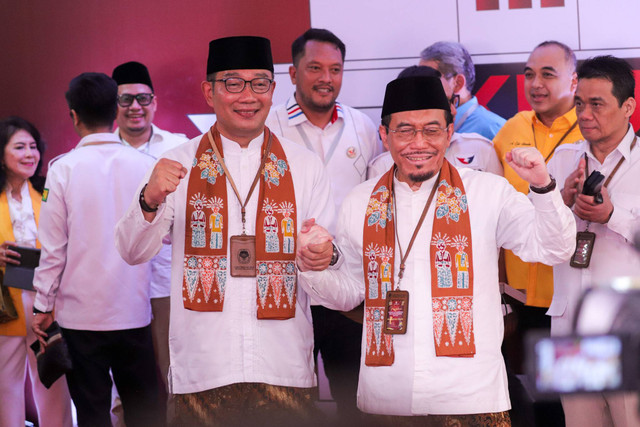 Pasangan Bakal Calon Gubernur dan Bakal Calon Wakil Gubernur Ridwan Kamil bersama Suswono berpose usai melakukan pendaftaran Pilgub Jakarta di KPU Provinsi Jakarta, Salemba, Jakarta Pusat Rabu (28/8/2024).  Foto: Syawal Febrian Darisman/kumparan