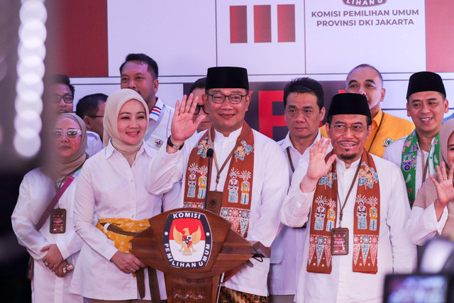 Pasangan Bakal Calon Gubernur dan Bakal Calon Wakil Gubernur Ridwan Kamil bersama Suswono menyampaikan keterangan kepada wartawan usai melakukan pendaftaran Pilgub Jakarta di KPU Provinsi Jakarta, Salemba, Jakarta Pusat Rabu (28/8/2024).  Foto: Syawal Febrian Darisman/kumparan