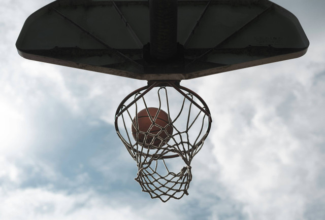 Ilustrasi Sebutkan macam-macam gerak dasar dalam permainan bola basket, sumber gambar: Unsplash/Marcel