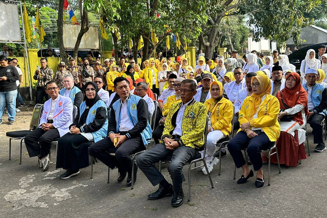 Bacabup-bacawabup Cianjur, Deden Nasihin-Neneng Efa Fatimah, mendaftar ke KPU Kabupaten Cianjur, Rabu (28/8/2024). Foto: kumparan