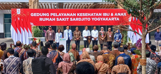 Presiden Joko Widodo saat meresmikan Gedung Pelayanan KIA di RSUP Dr Sardjito, Rabu (28/8/2024). Foto: istimewa