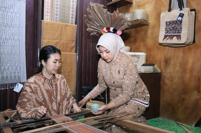 Pj Ketua Dekranasda Kalbar bersama penenun muda asal Kabupaten Kapuas Hulu di Pameran Kriyanusa. Foto: Dok, Adpim Pemprov Kalbar