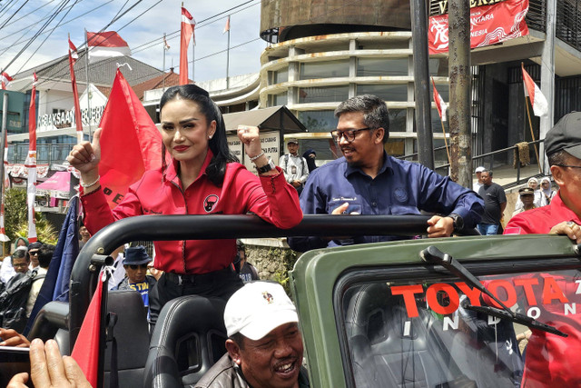 Pasangan bakal calon wali kota dan wakil wali kota Batu Kris Dayanti dan Kresna Dewana Phrosak mendaftar ke KPU Kota Batu, Selasa (28/8/2024). Foto: Dok. Istimiewa