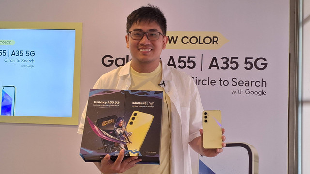 Ricky Bunardi, MX Product Marketing Senior Manager Samsung Electronics Indonesia, membawa Samsung Galaxy A55 Special Gaming Package.  Foto: Habib Allbi Ferdian/kumparan