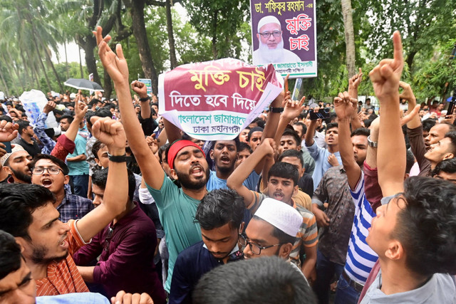 Para aktivis partai Jamaat-e-Islami Bangladesh meneriakkan slogan-slogan dalam sebuah aksi protes di Dhaka pada tanggal 10 Juni 2023. Foto:  Munir Uz zaman/AFP