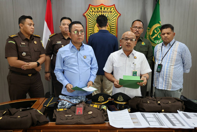 Konpers penangkapan jaksa gadungan oleh Kejaksaan Agung. Foto: Kejagung