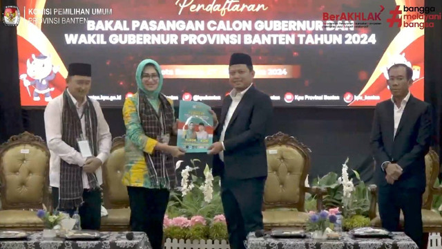 Bacagub Airin Rachmi Diany dan Bacawagub Ade Sumardi resmi mendaftar Pilgub Banten 2024 ke Kantor KPU Provinsi Banten, Rabu (28/8/2024). Foto: Youtube/KPU Provinsi Banten