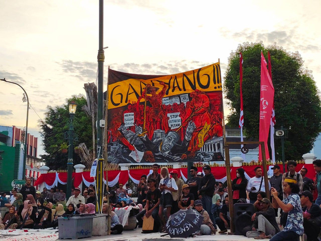 Presiden Jokowi ke Yogya, massa Jogja Memanggil gelar aksi di Titik Nol Kilometer, Rabu (28/8). Foto: Arfiansyah Panji Purnandaru/kumparan