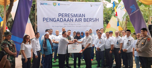 PT Krakatau Steel menyerahkan bantuan Sumur Artesis dalam rangka memperingati HUT ke-54 di Kampung Kagungan, Kelurahan Gerem, Kecamatan Grogol, Kota Cilegon, Rabu (28/8/2024). Foto: Dok. Krakatau Steel