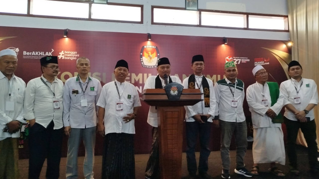 KH Ali Makki Zaini atau Gus Makki mendaftar Bacabup ke KPU Banyuwangi pada Rabu, (28/8/24). Foto: Dok. kumparan