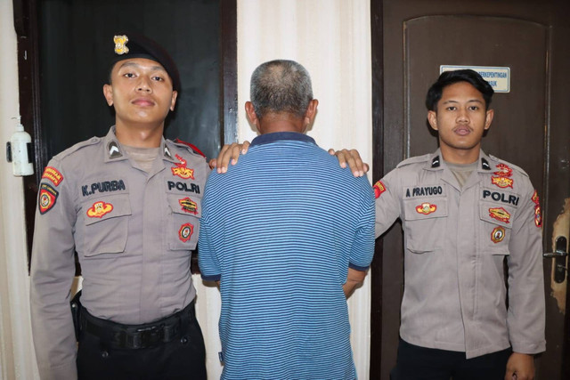 Lansia yang diamankan lantaran mencabuli anak tetangganya yang masih dibawah umur. | Foto: Dok Humas Polres Tanggamus