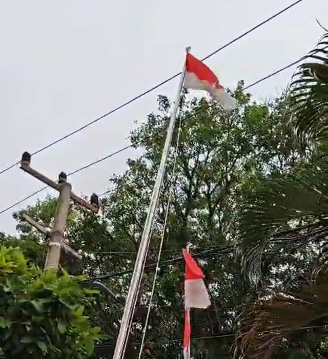 Kondisi tiang bendera sekolah yang miring dan menyentuh kabel listrik. (ist)