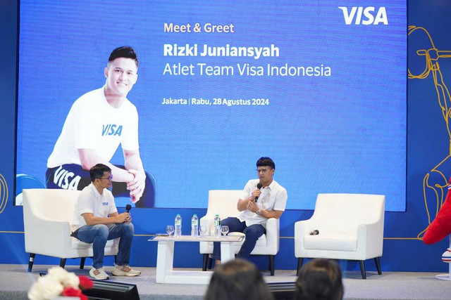 Lifter RI, Rizki Juniansyah, dalam acara meet & greet yang digelar VISA di Jakarta, Rabu (28/8/2024). Foto: VISA