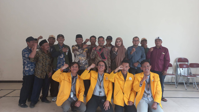 Foto bersama setelah melakukan kegiatan Focus Group Discussion (FGD) dengan Perangkat Desa Daleman Kidul, Perwakilan Dinas Lingkungan Hidup (DLH), dan Tim PPK Ormawa.