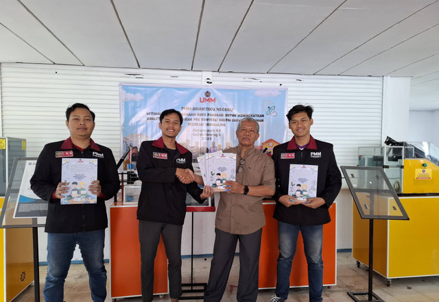 Serah Terima Buku Panduan Dengan Bapak Drs. Moh Jufri ST., MT. Selaku Kepala PUSPA IPTEK