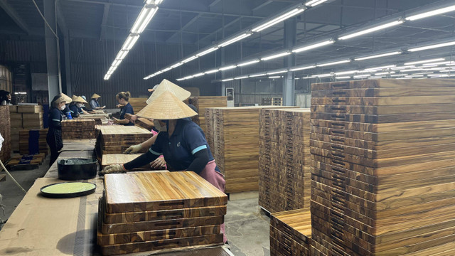 Suasana pabrik dan showroom perusahaan mebel Lam Viet Joint Stock Company di Provinsi Binh Duong, Vietnam, Rabu (28/8/2024). Foto: Fariza Rizky Ananda/kumparan