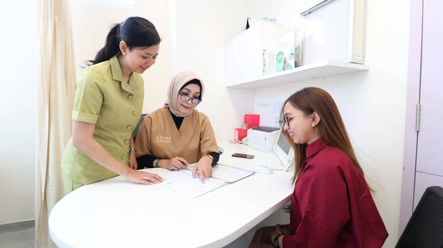 dr.Ulinta Purwati Pasaribu, Sp.Rad., Sp.Onk.Rad (K), (baju coklat) spesialis Radiologi (Konsultan) Adi Husada Cancer Center (AHCC) Surabaya.