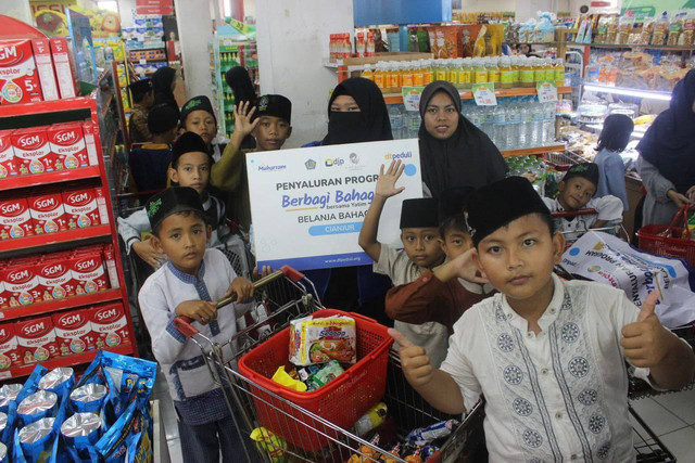 Bahagianya Anak Yatim di Cianjur Ikuti Belanja Bahagia bersama DT Peduli Cianjur